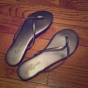 You’d Samra flip flops, size 10